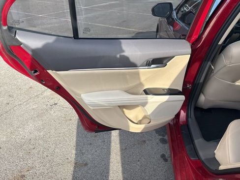 Used 2020 Toyota Camry XLE image 18