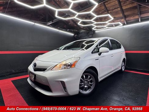 Used 2014 Toyota Prius V Two image 2
