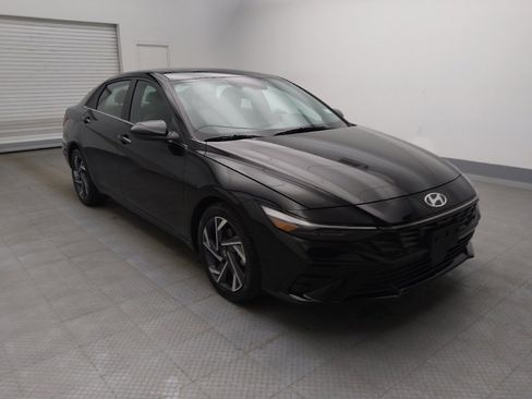 Used 2025 Hyundai Elantra SEL image 13
