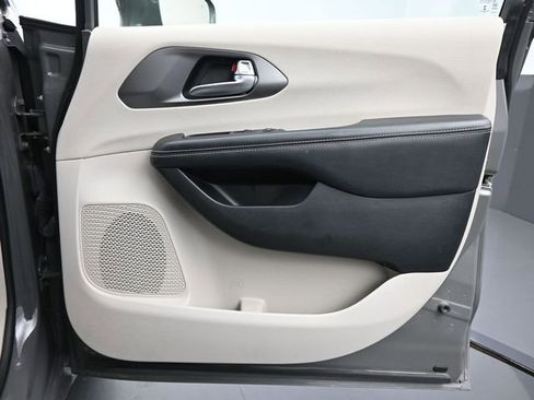 Used 2022 Chrysler Pacifica Touring-L FWD image 20