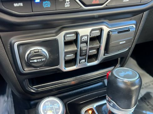 Used 2023 Jeep Wrangler Unlimited Sahara image 29