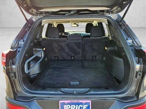 Used 2018 Jeep Cherokee Latitude w/ Altitude Package FWD image 6