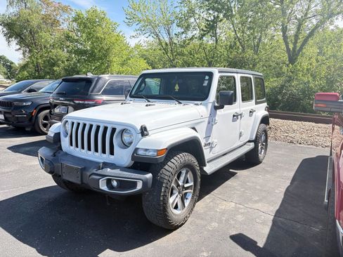 Used 2019 Jeep Wrangler Unlimited Sahara AWD/4WD image 3