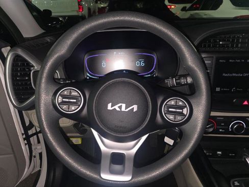 Used 2025 Kia Soul LX w/ LX Technology Package FWD image 4
