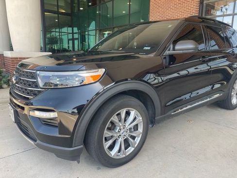 Used 2023 Ford Explorer XLT w/ Equipment Group 202A RWD image 2