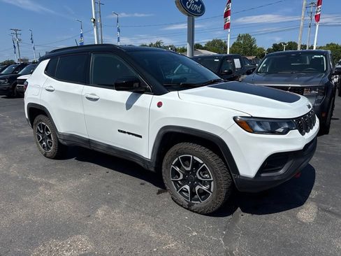 Used 2026 Jeep Compass Trailhawk AWD/4WD image 1