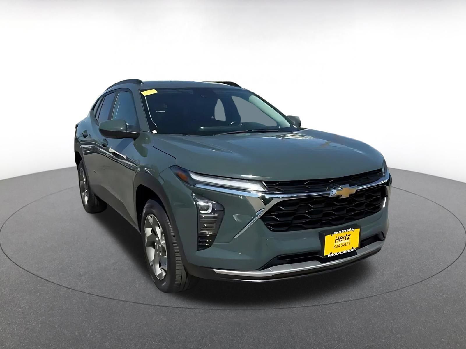 Used 2025 Chevrolet Trax LT w/ LT Convenience Package FWD image 3