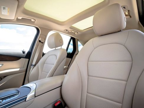 Used 2021 Mercedes-Benz GLC 300 4MATIC w/ Premium Package image 5