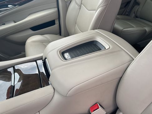 Used 2020 Cadillac Escalade Premium Luxury AWD/4WD image 16