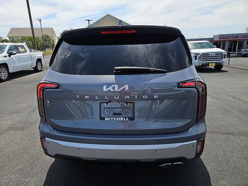 Used 2024 Kia Telluride EX w/ EX Captain's Chair Package FWD image 4