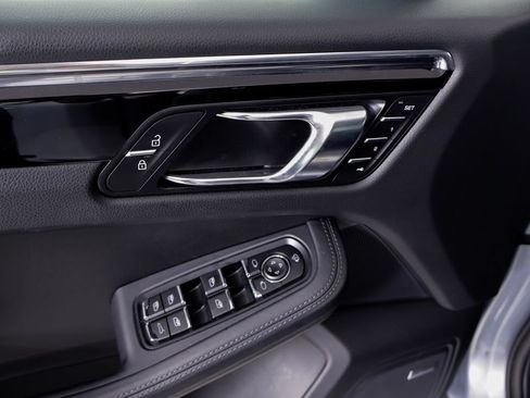 Certified 2026 Porsche Macan AWD/4WD image 34