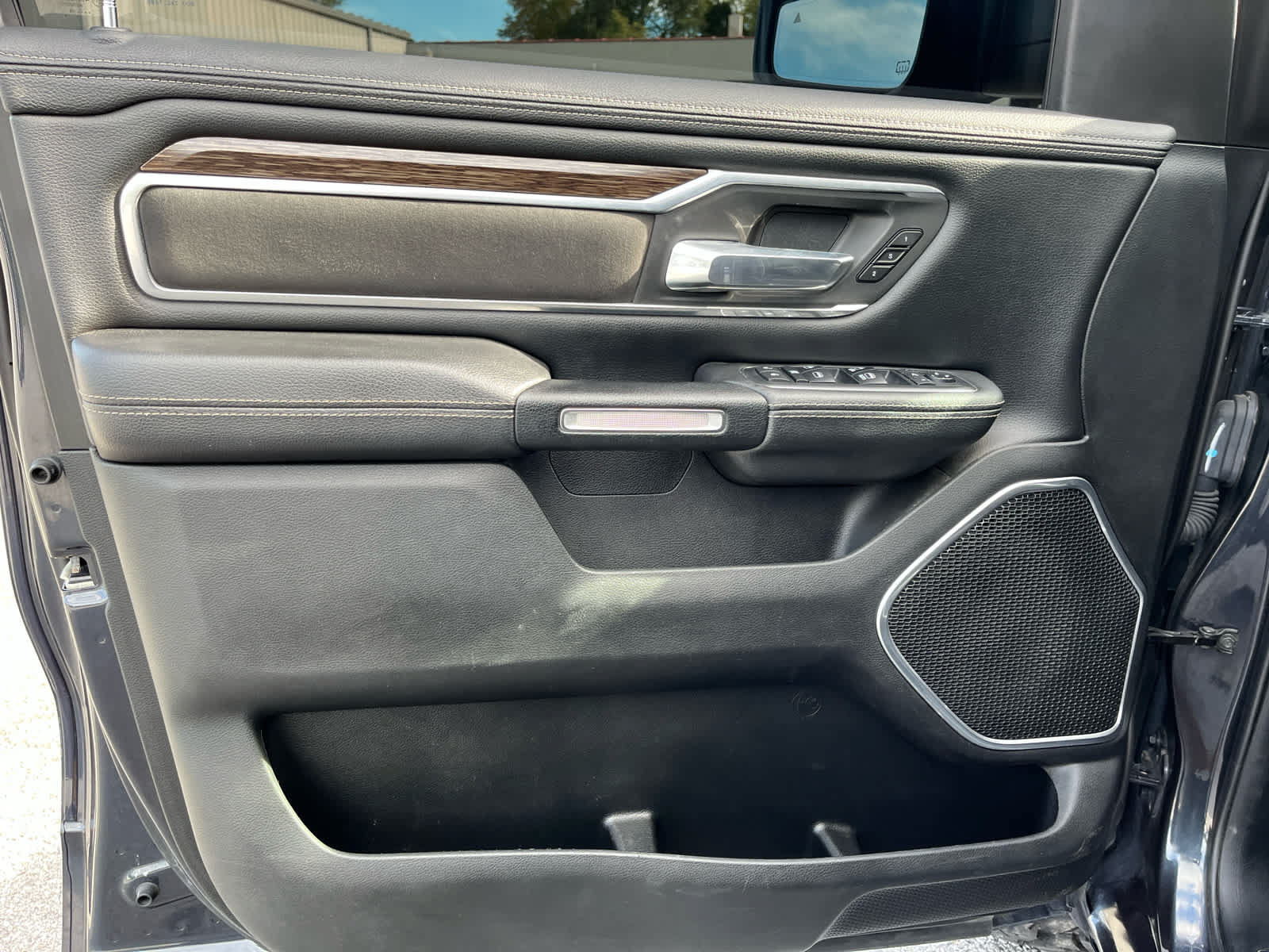 Used 2019 RAM 1500 Laramie AWD/4WD image 11