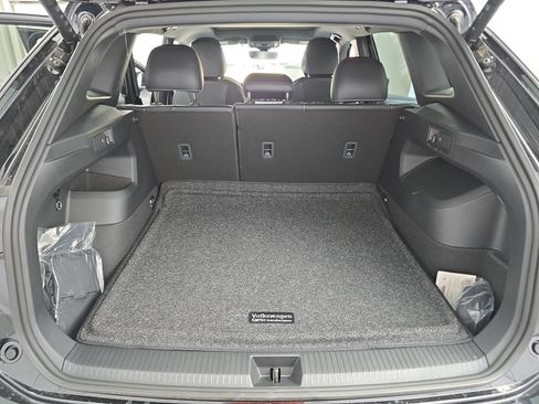 New 2026 Volkswagen Tiguan SE R-Line FWD image 12