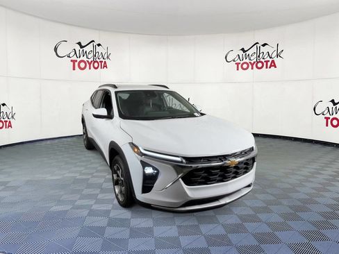 Used 2025 Chevrolet Trax LT FWD image 4