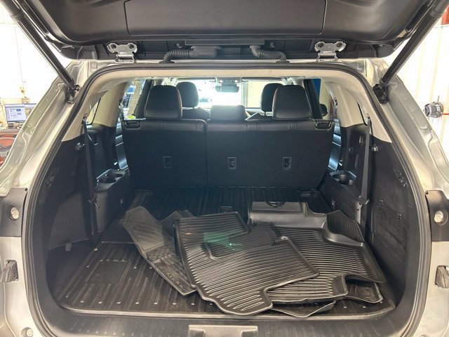 Used 2022 Toyota Highlander XLE AWD/4WD image 13