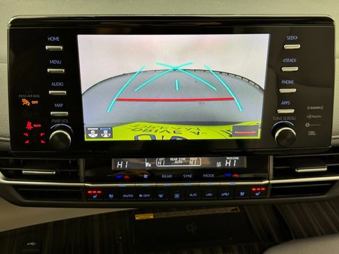 Used 2024 Toyota Sienna Limited image 29