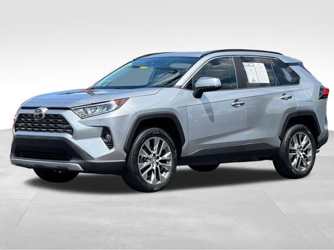 Used 2019 Toyota RAV4 Limited w/ Cold Weather Package FWD image 3