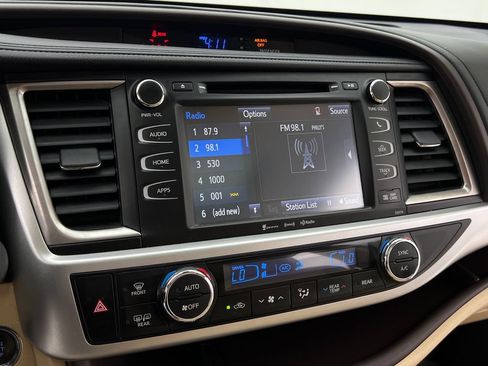 Used 2017 Toyota Highlander XLE AWD/4WD image 21