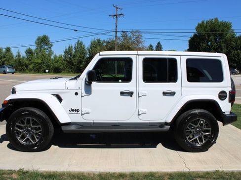 New 2026 Jeep Wrangler Unlimited Sahara AWD/4WD image 31