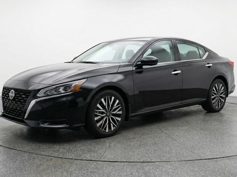 Used 2025 Nissan Altima 2.5 SV FWD image 3