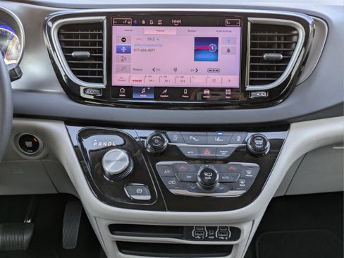 Used 2024 Chrysler Pacifica Touring-L image 27