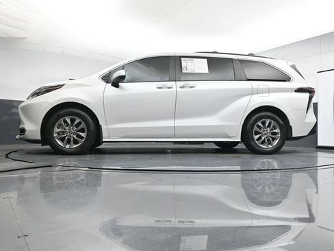 Used 2024 Toyota Sienna XLE FWD image 30