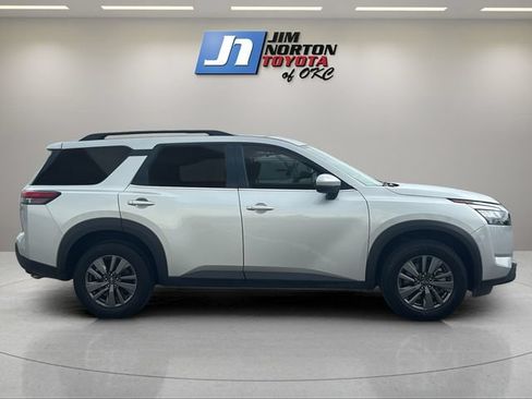Used 2025 Nissan Pathfinder SV FWD image 4