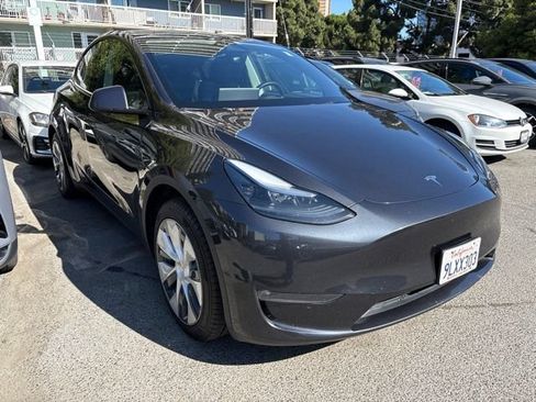 Used 2024 Tesla Model Y Long Range AWD/4WD image 2