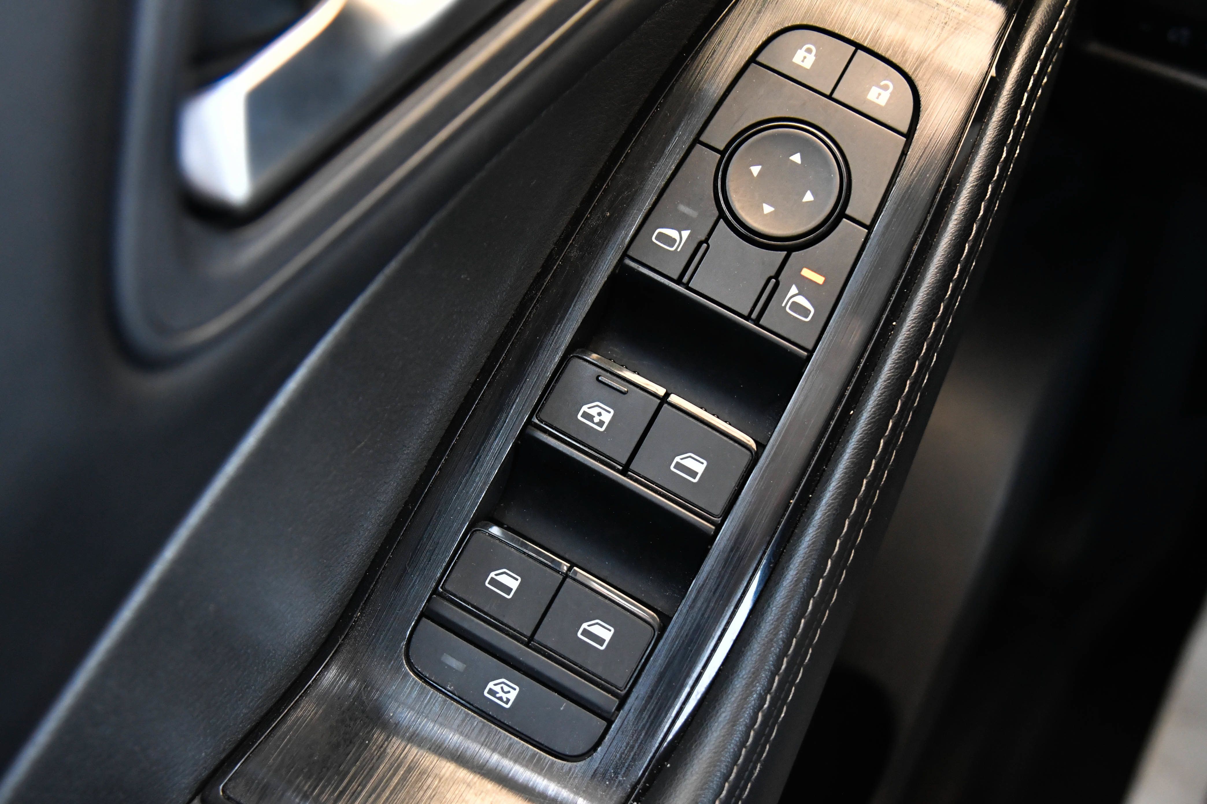 Used 2025 Nissan Rogue SV AWD/4WD image 34