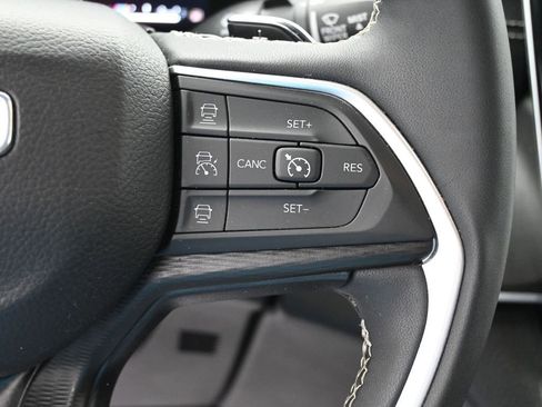 Used 2024 Jeep Grand Cherokee Altitude image 33