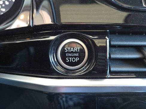 Used 2022 Nissan Pathfinder SL AWD/4WD image 16