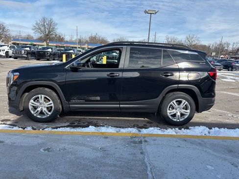 Used 2024 GMC Terrain SLE w/ Driver Convenience Package image 10