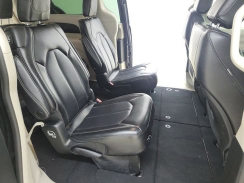 Used 2023 Chrysler Pacifica Touring-L image 15