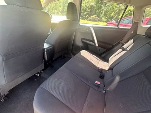 Used 2018 Toyota RAV4 LE image 7