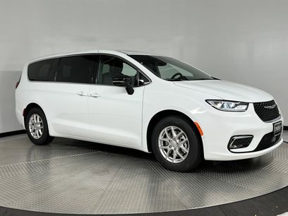 New 2025 Chrysler Pacifica Select