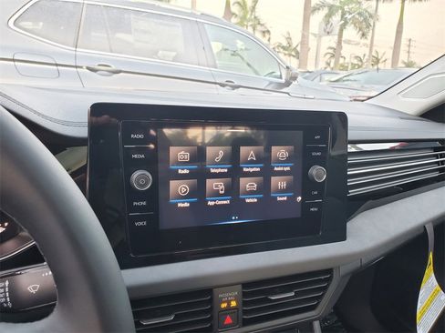 New 2025 Volkswagen Jetta SE image 9