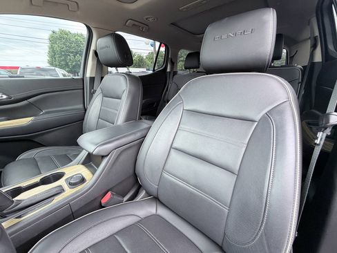 Used 2019 GMC Acadia Denali w/ Technology Package FWD image 23