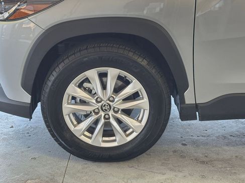 Used 2025 Toyota Corolla Cross LE image 29