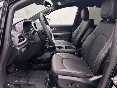 New 2026 Chrysler Pacifica Select image 16