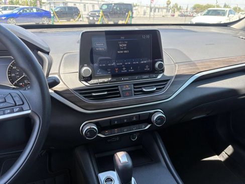 Used 2025 Nissan Altima 2.5 SV FWD image 17