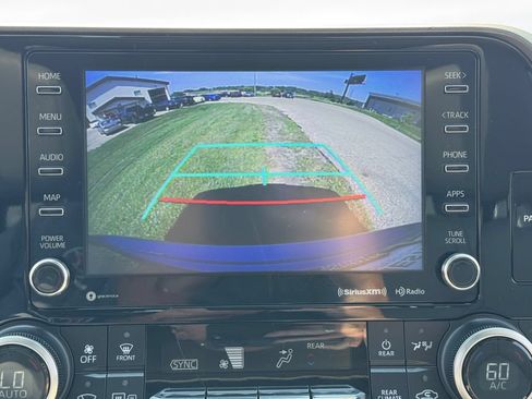 Used 2022 Toyota Highlander XLE AWD/4WD image 22