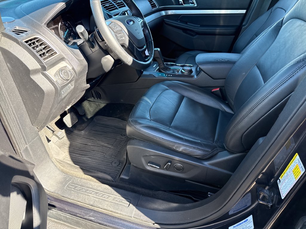 Used 2017 Ford Explorer XLT w/ Equipment Group 202A AWD/4WD image 16