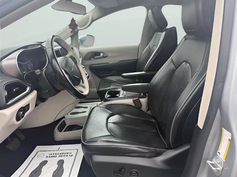 Used 2018 Chrysler Pacifica Limited FWD image 10