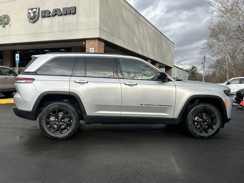 New 2026 Jeep Grand Cherokee Altitude image 20