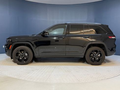Used 2023 Jeep Grand Cherokee Altitude AWD/4WD image 2