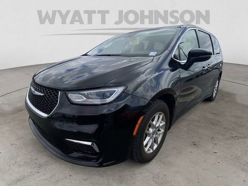 Used 2023 Chrysler Pacifica Touring-L FWD image 1