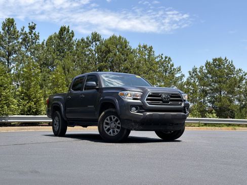 Used 2019 Toyota Tacoma SR5 RWD image 2