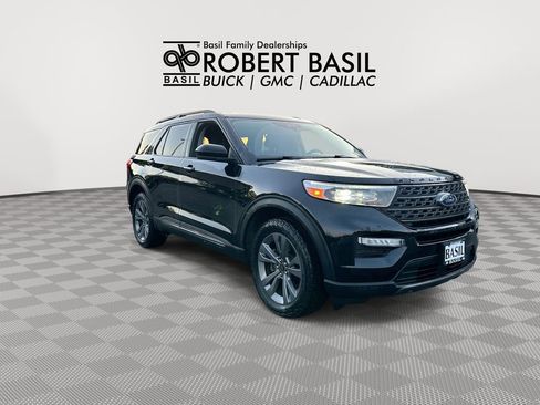 Used 2022 Ford Explorer XLT w/ Equipment Group 202A AWD/4WD image 2