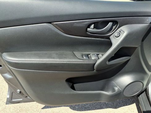 Used 2019 Nissan Rogue S image 11