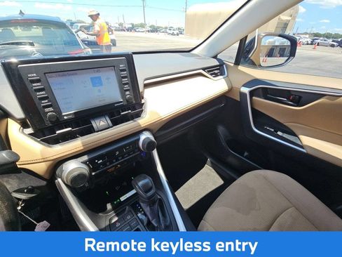 Used 2021 Toyota RAV4 LE FWD image 9
